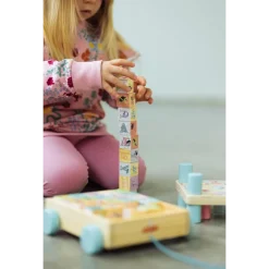 Muumi puinen palikkaleikki vedettävässä kärryssä